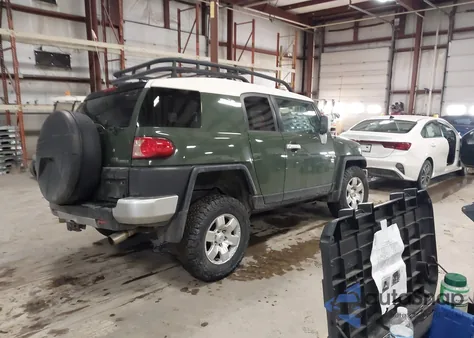 2010 Toyota Fj Cruiser z USA, uszkodzony, nr VIN JTEBU4BF2AK088766